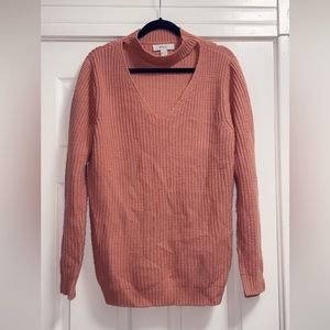 V-neck sweater with choker.